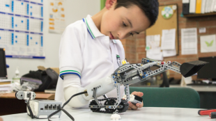 a child using a lego prosthetic hand