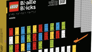 Image of the back of a box of LEGO Braille Bricks. The text on the box reads: "LEGO Braille Bricks" "40656" "Play with Braille" "Including play starters online" "Introductions au jeu disponibles en ligne" "Con ideas en linea para empezar a jugar". The box also shows a diagram of the LEGO Braille Bricks, with the letters of the alphabet represented in braille.